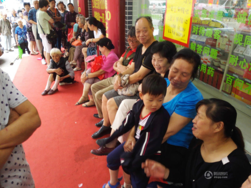 武漢商店促銷 80歲太婆凌晨4點(diǎn)排隊