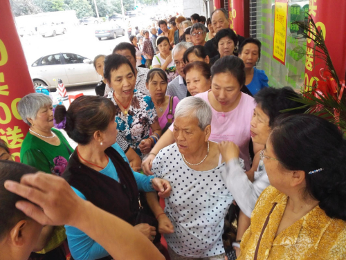 武漢商店促銷 80歲太婆凌晨4點(diǎn)排隊