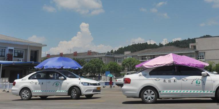 杭州一駕?，F(xiàn)遮陽新招 教練車車頂撐傘