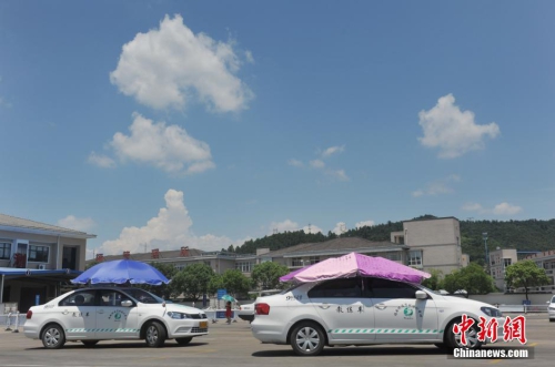 杭州一駕?，F(xiàn)遮陽新招 教練車車頂撐傘
