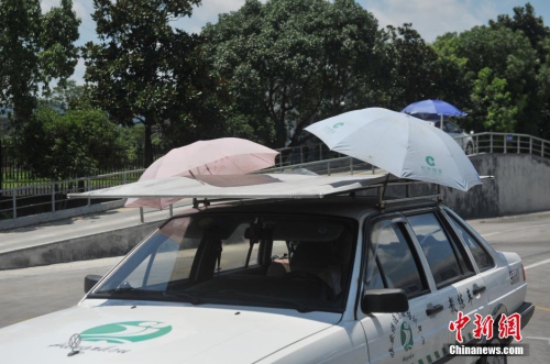 杭州一駕?，F(xiàn)遮陽新招 教練車車頂撐傘