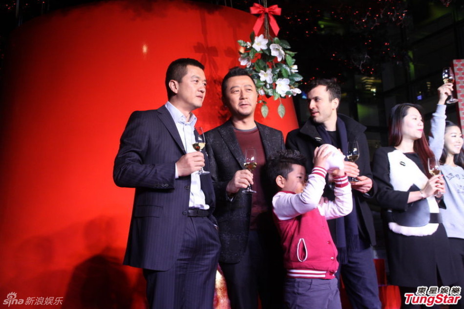 李亞鵬、郭濤父子相活動(dòng)