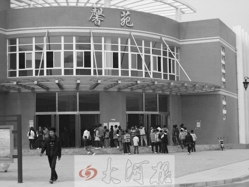 學(xué)生們排隊(duì)進(jìn)入食堂就餐，對(duì)于統(tǒng)一15元的收費(fèi)標(biāo)準(zhǔn)，不少學(xué)生和家長(zhǎng)很不理解。