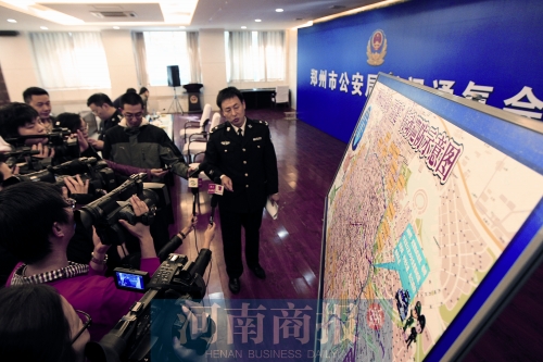 警方負(fù)責(zé)人向媒體介紹戰(zhàn)果，左上圖為警方繳獲的犯罪嫌疑人作案工具 記者 王春勝/圖