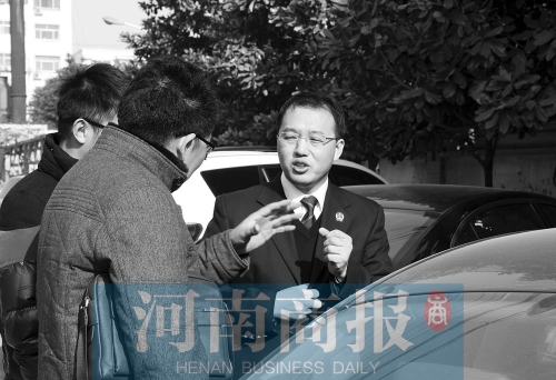 圖（右一）為開(kāi)車救人的商丘法官?gòu)垥匀A