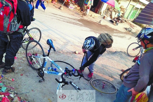 運氣不好，十分鐘被扎了兩次胎，只能自己修車。