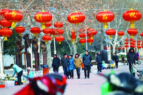 昨天，鄭州市文博廣場上已掛起了燈籠。