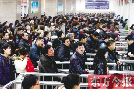 鄭州火車站迎來節(jié)后最后一波客流高峰。昨日，售票廳內(nèi)人頭攢動