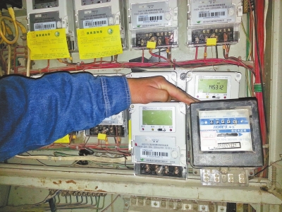 　跟智能電表（左）相比，老式機(jī)械電表（右）就像個“老古董”。