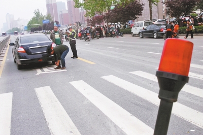 鄭州14歲少年遭轎車撞斷雙腿 肇事司機(jī)趁人不備逃走