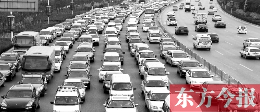 21日，鄭州市中州大道，大量擁堵的汽車將寬寬的道路變成“停車場”