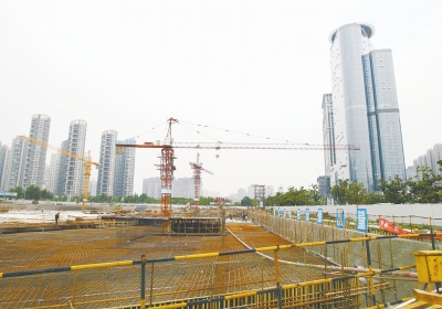 中州大道與金水東路東北角，正在建一座大型停車(chē)場(chǎng)。