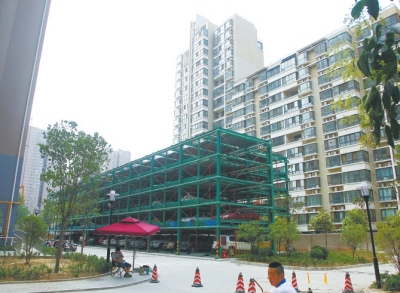 商城路與英協(xié)路交叉口附近的濱河綠苑小區(qū)內(nèi)，剛剛建好一個(gè)立體停車(chē)場(chǎng)。