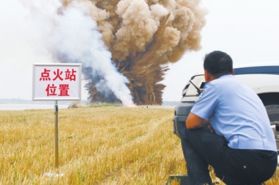 民警點火，引爆爆炸物品。