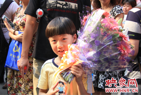 杜澤一直在考點(diǎn)門(mén)口等待表姐走出考場(chǎng)。