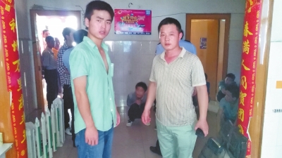 在吳文舉老師的幫助下，王強(qiáng)強(qiáng)（左）從傳銷(xiāo)窩點(diǎn)成功脫險(xiǎn)。