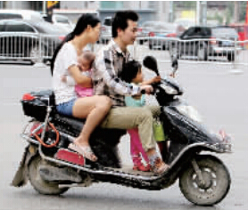 帶著孩子騎電動(dòng)車，安全一定要放在第一位。