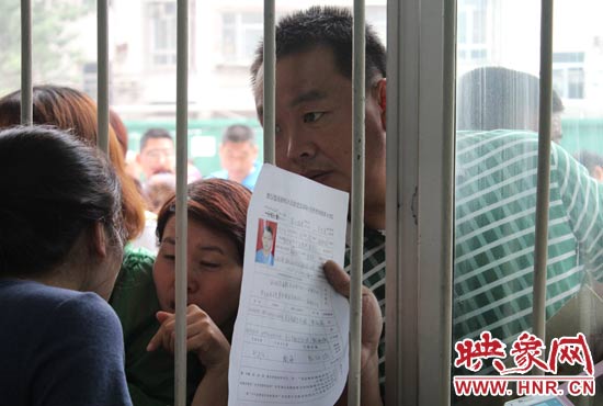 不少家長擠在報(bào)名窗口前咨詢報(bào)名事宜。