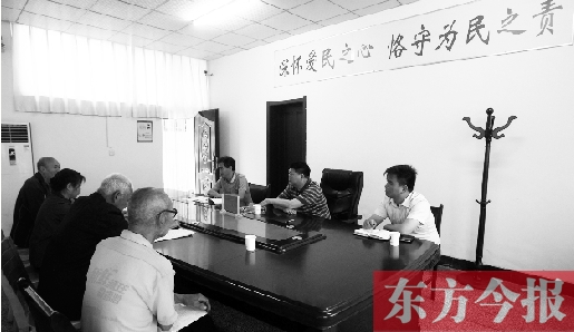 6月16日，幾位蘭考市民在向縣委副書記毛衛(wèi)豐反映問(wèn)題。