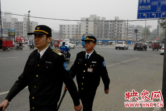 每天，老王的工作就是在火車站附近巡邏