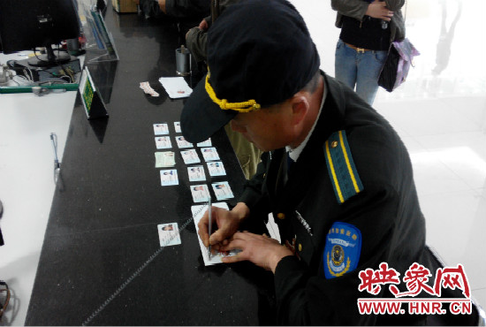 撿到的身份證，巡防隊(duì)員通常是自費(fèi)郵寄給失主。