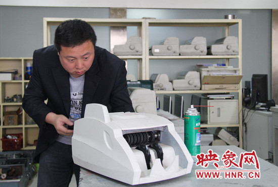 陸涌每天的工作就是和機器“談心”、發(fā)現(xiàn)故障、修好它們。