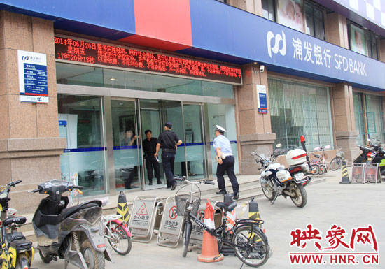 民警趕到現(xiàn)場(chǎng)了解情況。