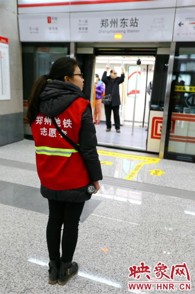 在前期的志愿工作中鄭州地鐵主要與市各大高校合作組建志愿者服務(wù)隊(duì)。