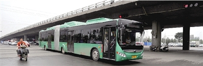 昨日上午，一輛B3快速公交測試車行駛在西三環(huán)的線路上。