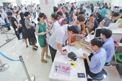 6月30日上午9時(shí)20分，鄭州市公安局出入境管理處辦事大廳內(nèi)擠滿前來(lái)辦理護(hù)照、簽證的群眾。