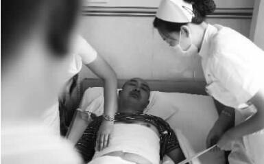 昨天，鄭州市第一人民醫(yī)院，被打傷的鄭州管城區(qū)執(zhí)法隊員唐建偉在接受治療。