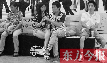 昨天，火車站地一大道納涼點已有許多市民坐在商場的椅子上乘涼