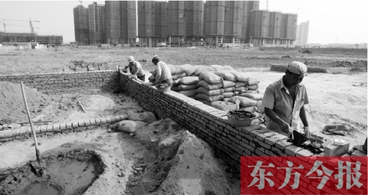 7月8日，鄭州市銀鶯路南端，一處新建的小學(xué)和中學(xué)剛剛開(kāi)始動(dòng)工