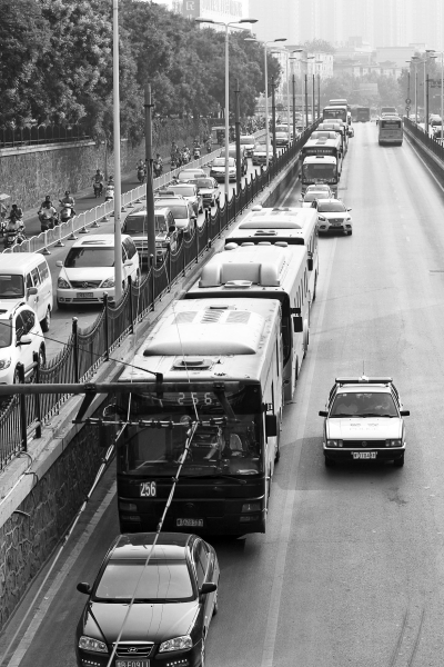 大量的機(jī)動車由京廣路向北前行，右拐后涌上中原路地下道。