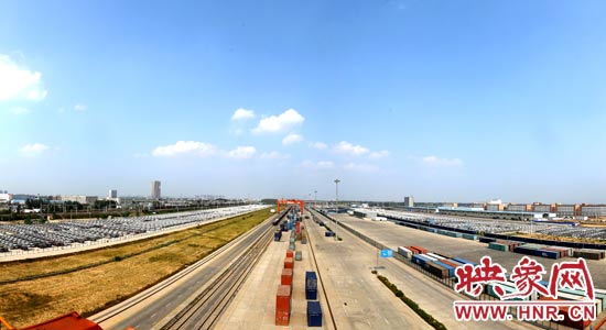 鄭州鐵路集裝箱中心站內(nèi)，滿載貨物的國(guó)際班列從這里開(kāi)出。段晉哲/攝