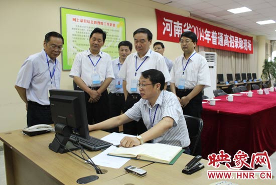 副省長徐濟(jì)超在高招錄取現(xiàn)場(chǎng)聽取工作人員匯報(bào)。