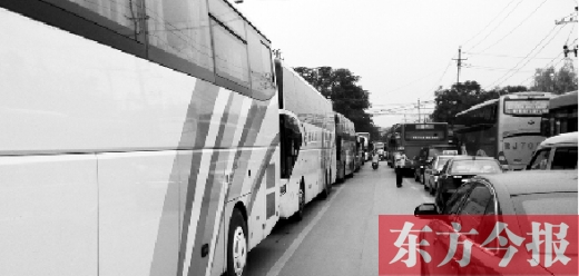 昨日，只能由東向西單行的鄭州市城南路上，闖進了由西向東行駛的大巴車，造成嚴重交通擁堵
