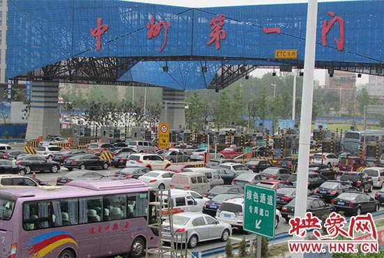 鄭州機(jī)場(chǎng)收費(fèi)站口（中州第一門）車輛排隊(duì)擁堵情況嚴(yán)重。