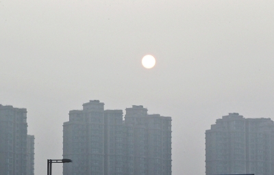 昨天，鄭州市區(qū)，霧霾遮擋的太陽(yáng)像個(gè)月亮。