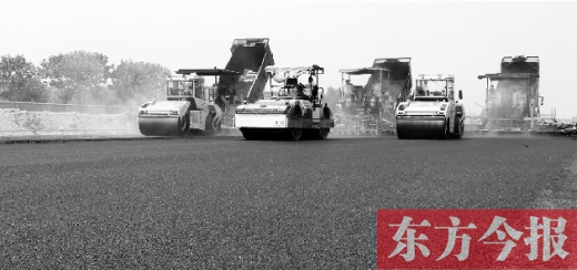 鄭州通航試驗區(qū)上街機場的改擴建工程正在緊張施工，寬闊的跑道已經(jīng)基本竣工