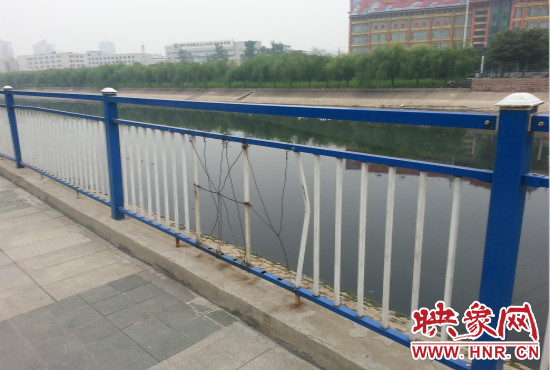 公園內(nèi)多個護欄中間的鋼筋條不翼而飛，僅僅是用幾根細細鐵絲纏住。