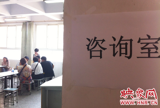 在金水區(qū)教體局設(shè)立的“復(fù)議”現(xiàn)場(chǎng)，家長(zhǎng)們提出了各式各樣的問(wèn)題。