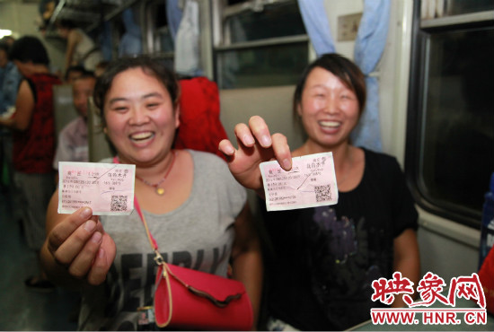 進(jìn)疆棉農(nóng)展示前往烏魯木齊的車票。