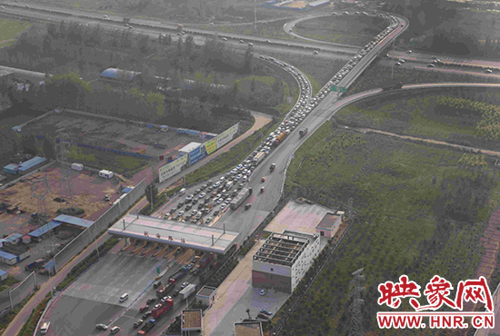 圖為鄭州環(huán)城高速航海路上下口，已經(jīng)出現(xiàn)車輛排隊(duì)情況。