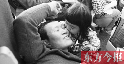 女兒嘟嘟不時(shí)的親吻是他最好的“鎮(zhèn)痛藥”。