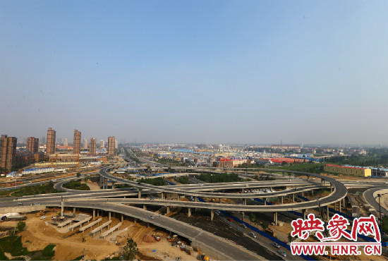中州大道與南三環(huán)相接的立交橋，預(yù)計(jì)明年將建成通車。