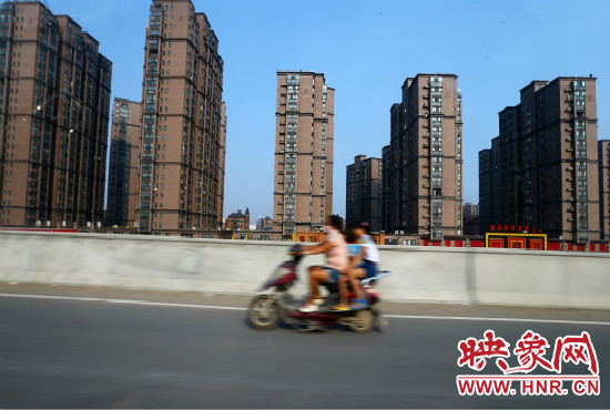 三環(huán)快速路開通后，仍有一些電動(dòng)車違規(guī)上橋。