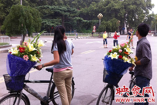 在鄭州大學(xué)南校區(qū)，有不少學(xué)生三五成群，手捧鮮花。