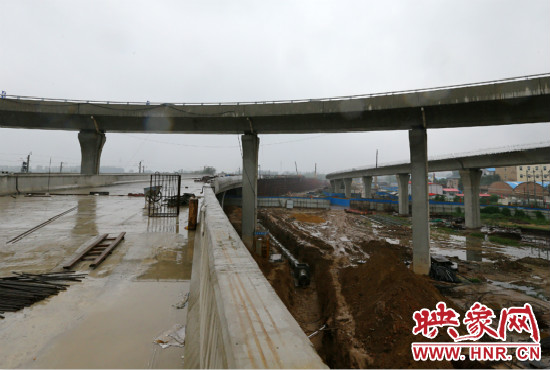 京廣快速路二期北延工程北三環(huán)京廣路立交橋雛形顯現(xiàn)。