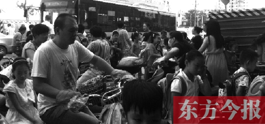 9月4日下午，文化路一小附近，大批陪讀家長接孩子。